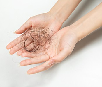 Η διαφορά μεταξύ [απώλειας μαλλιών] και [κανονικής απώλειας μαλλιών]!